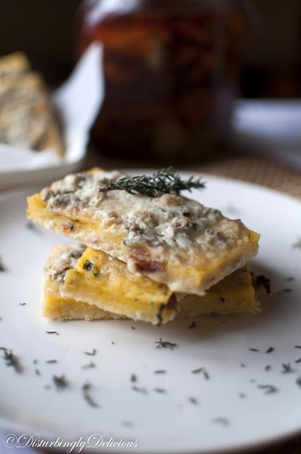 Batoane de mamaliga cu ierburi, rosii uscate si gorgonzola