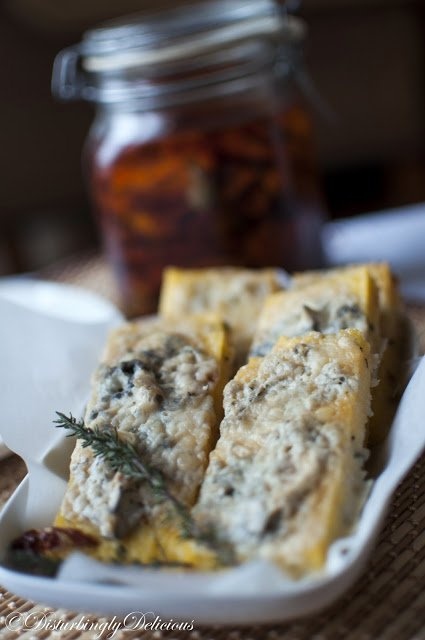 Batoane de mamaliga cu ierburi, rosii uscate si gorgonzola