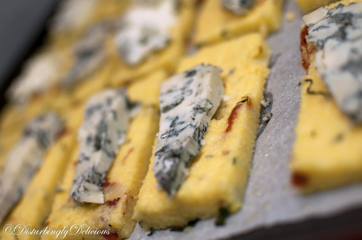 Batoane de mamaliga cu ierburi, rosii uscate si gorgonzola