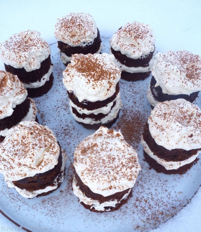 Tortulete cu frisca si cafea