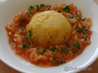 Tocanita de ceapa cu pasta de gogosari in blid de mamaliga