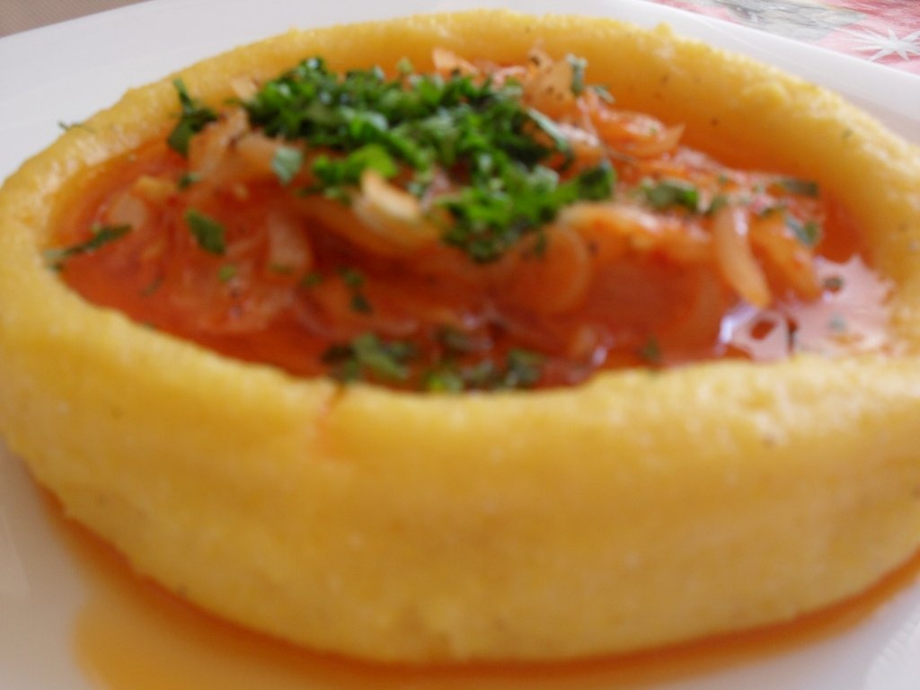 Tocanita de ceapa cu pasta de gogosari in blid de mamaliga