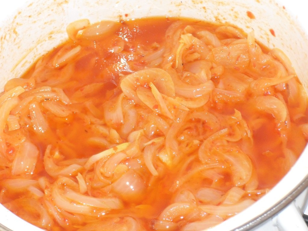 Tocanita de ceapa cu pasta de gogosari in blid de mamaliga