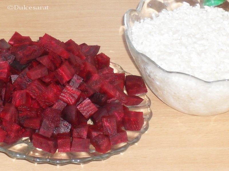 Mancare de orez cu sfecla rosie