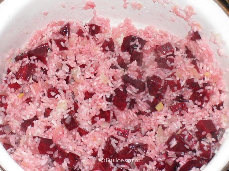 Mancare de orez cu sfecla rosie