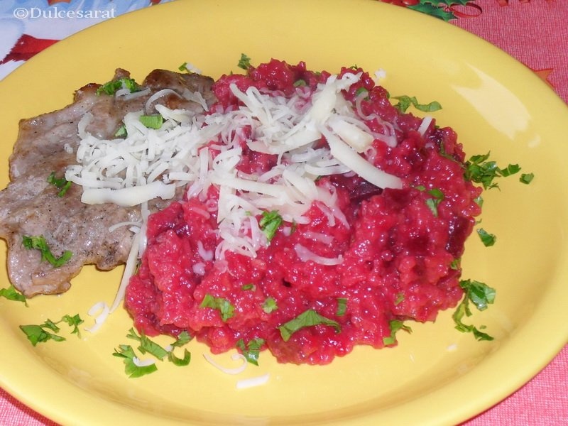 Mancare de orez cu sfecla rosie