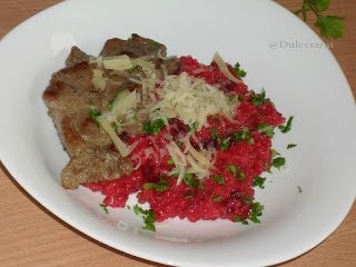 Mancare de orez cu sfecla rosie