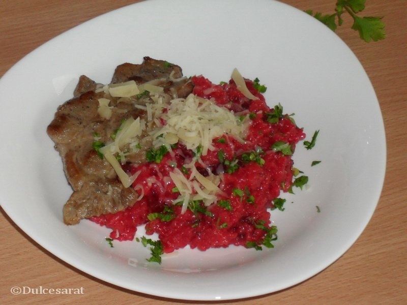 Mancare de orez cu sfecla rosie