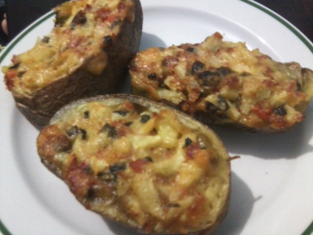 Cartofi copti cu sunca si cascaval si sos alb