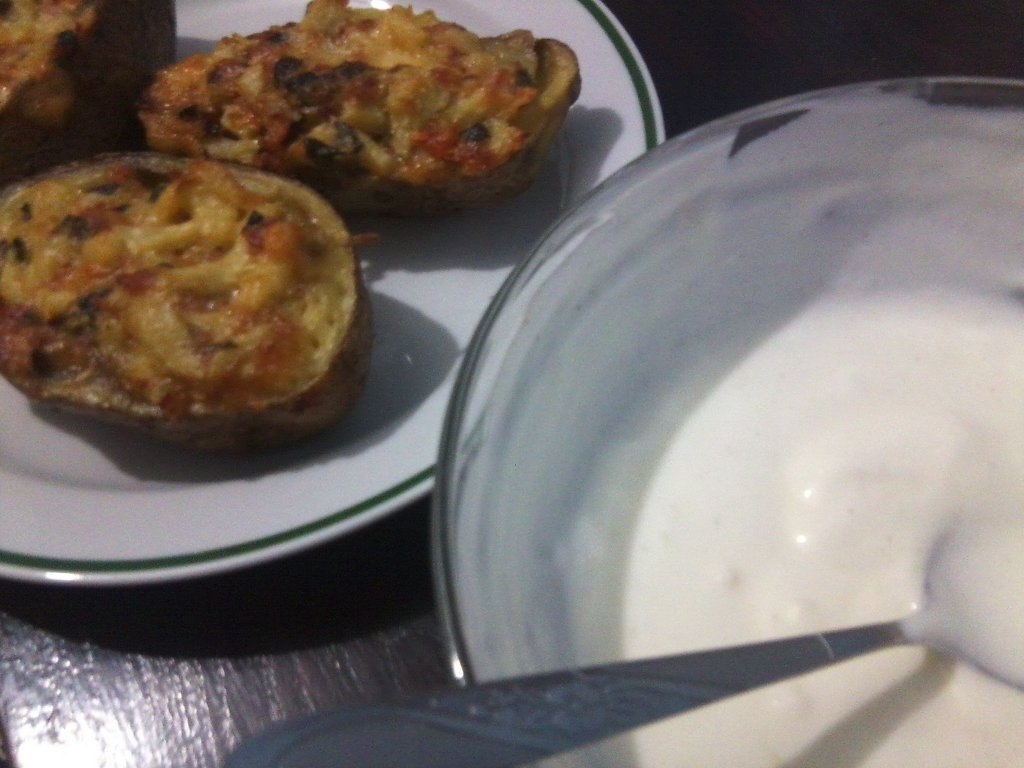 Cartofi copti cu sunca si cascaval si sos alb