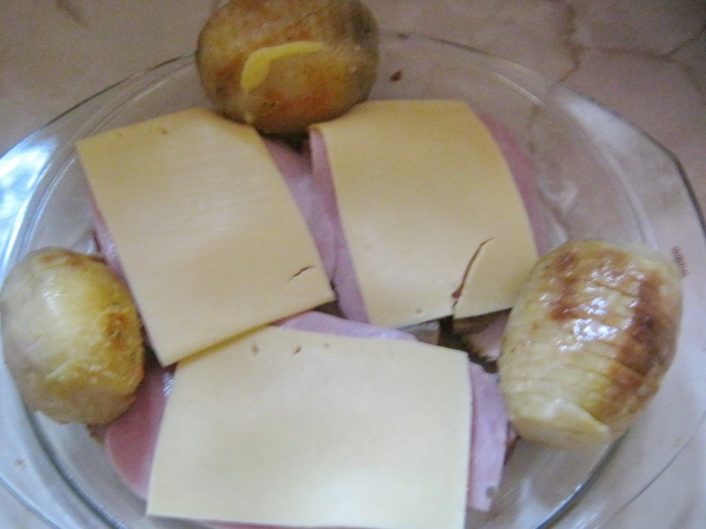 Piept de curcan Diablo cu cartofi acordeon si sos de ciuperci