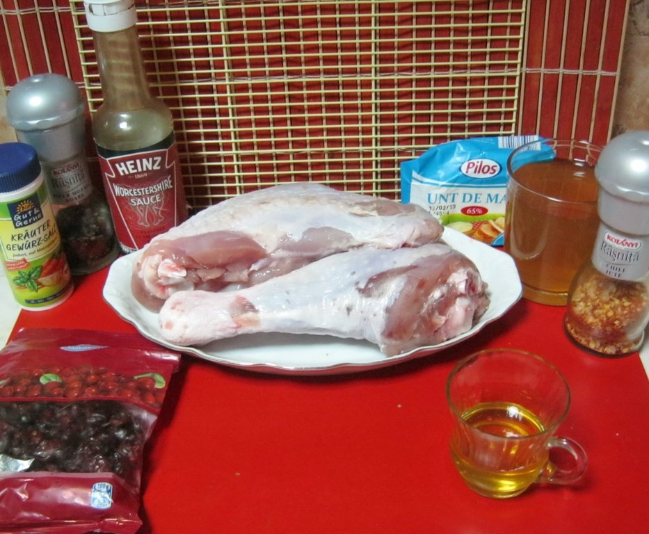 Friptura de curcan in vin cu piure de cartofi si chutney de merisoare