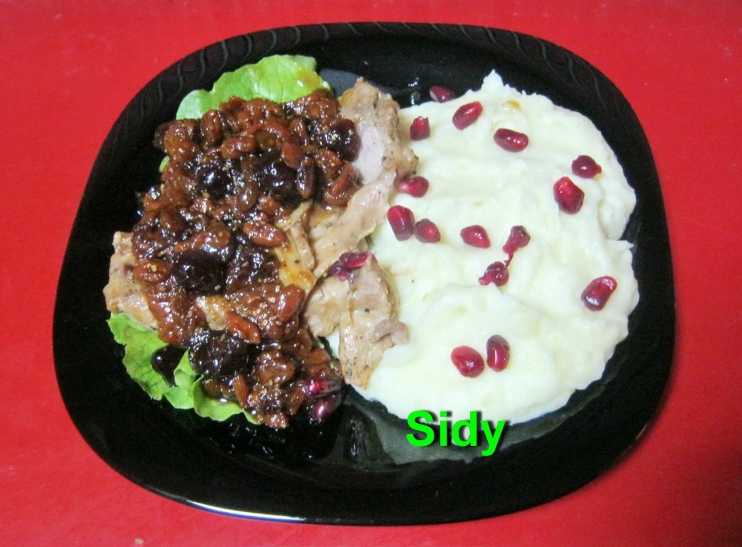 Friptura de curcan in vin cu piure de cartofi si chutney de merisoare