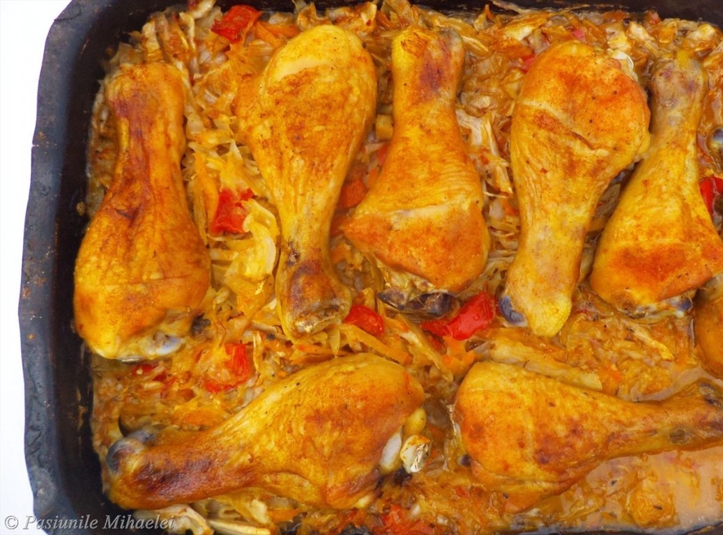 Pulpe de pui pe pat de varza