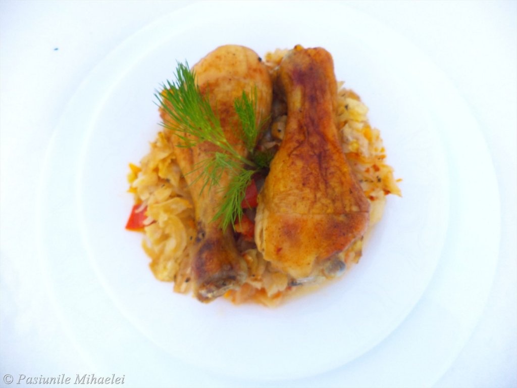 Pulpe de pui pe pat de varza