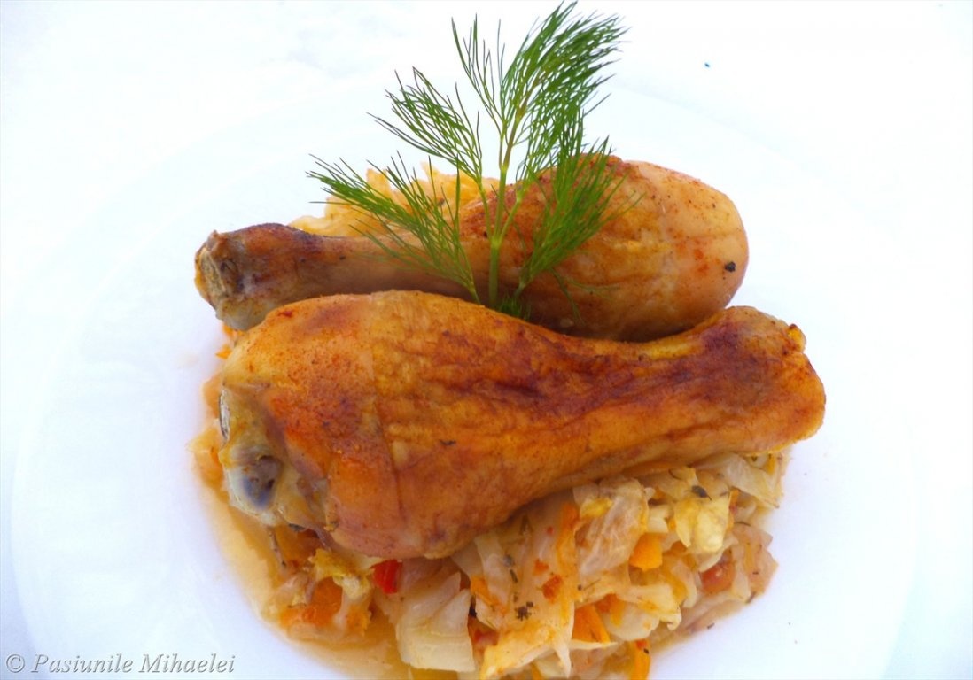 Pulpe de pui pe pat de varza