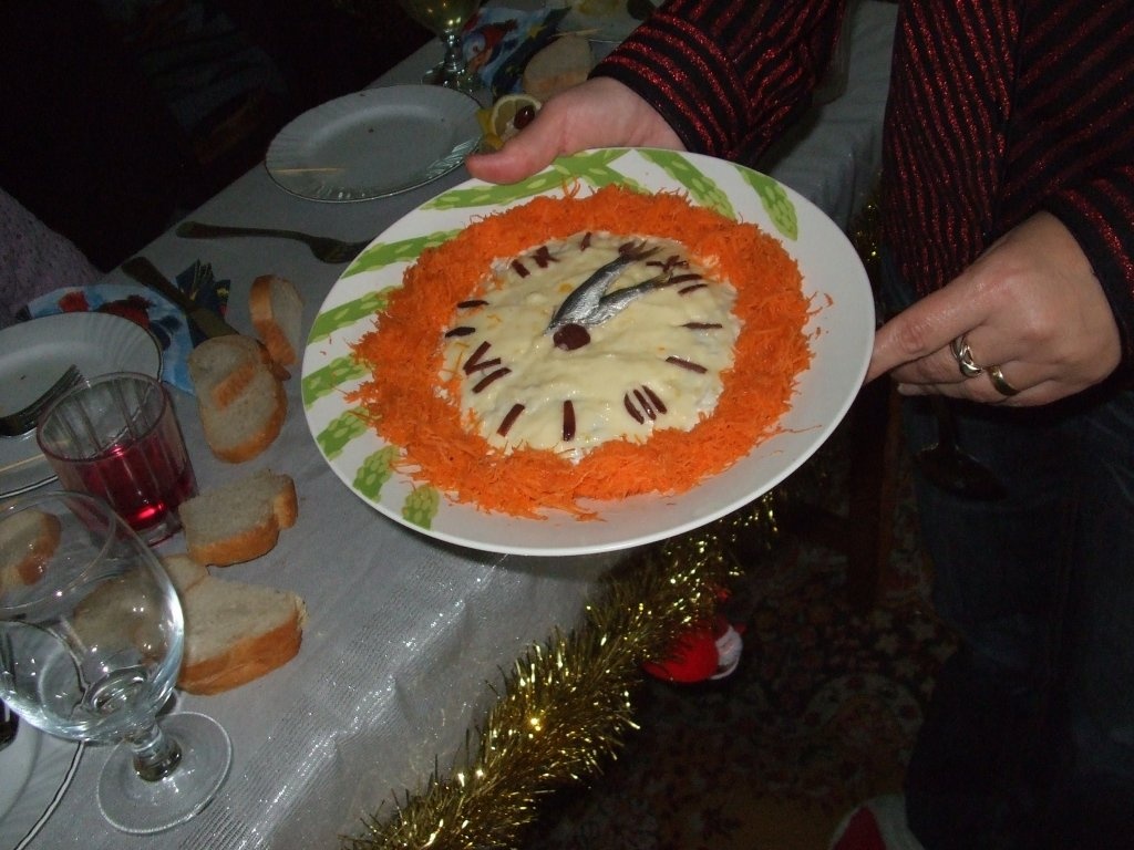 Salată de legume crude şi sardine marinate