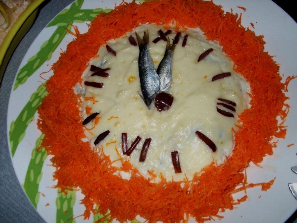 Salată de legume crude şi sardine marinate