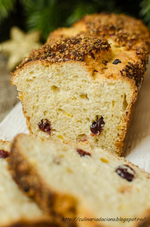 Panettone cu crusta de migdale caramelizate
