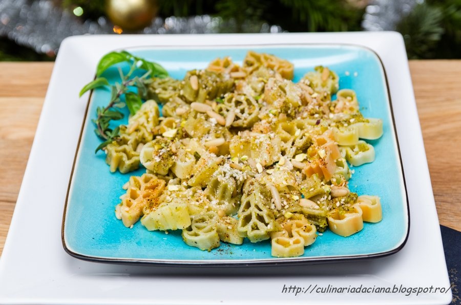 Paste cu sos pesto si parmezan