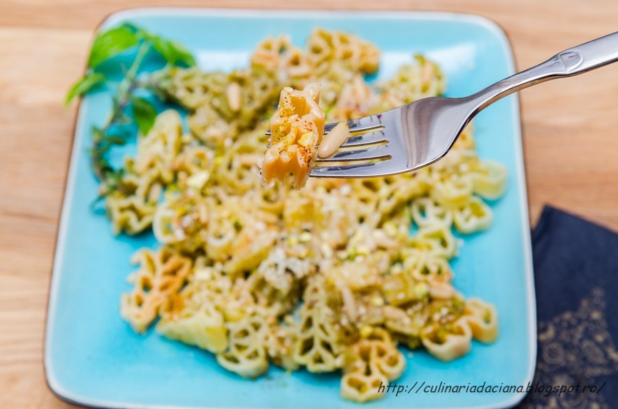 Paste cu sos pesto si parmezan