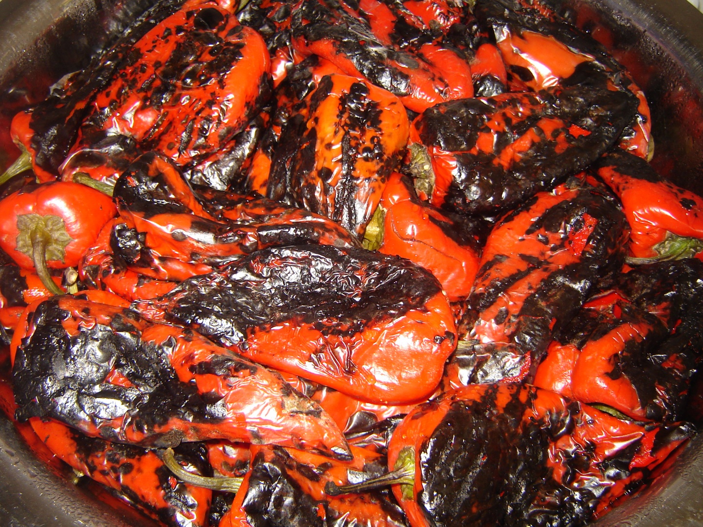 Ardei kapia copti umpluti cu ciuperci de padure