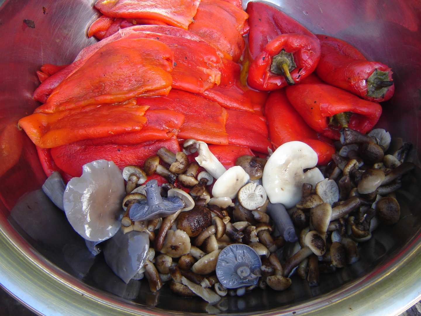 Ardei kapia copti umpluti cu ciuperci de padure