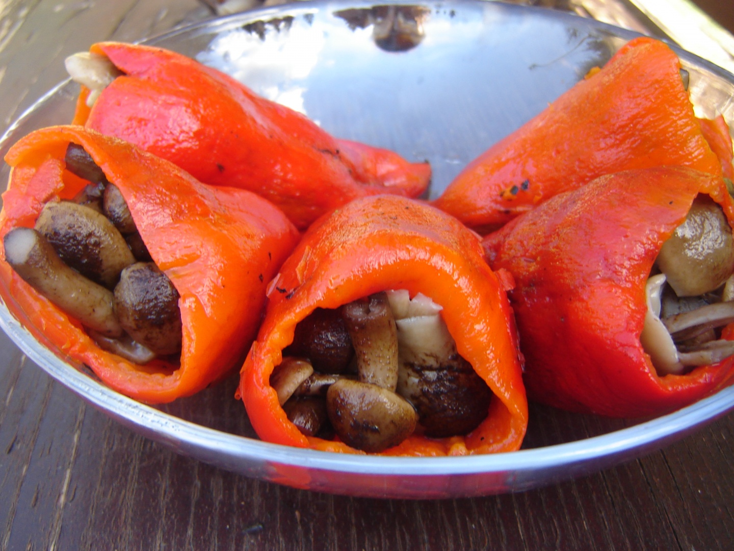 Ardei kapia copti umpluti cu ciuperci de padure