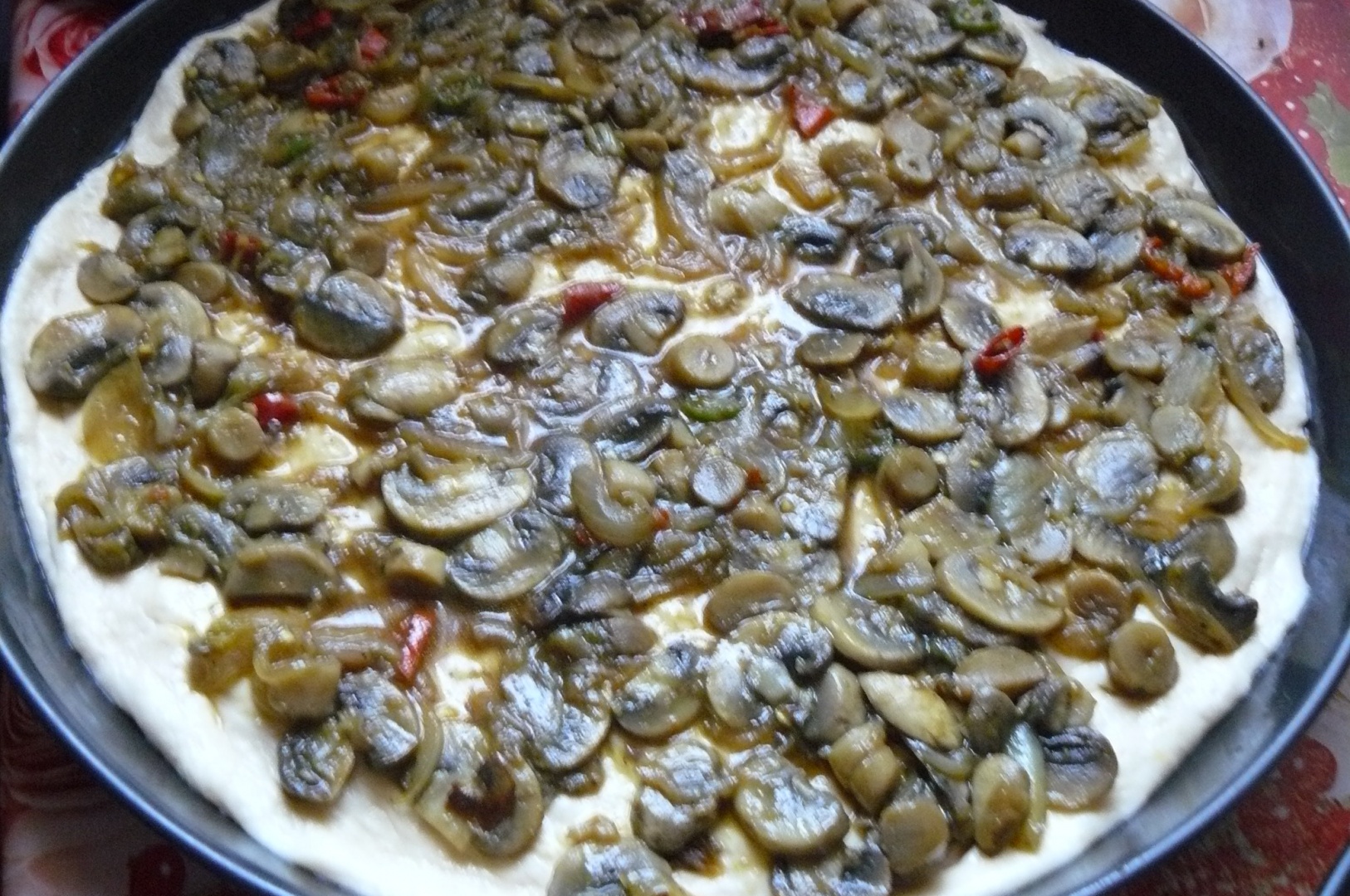 PIZZA PICANTĂ CU CIUPERCI