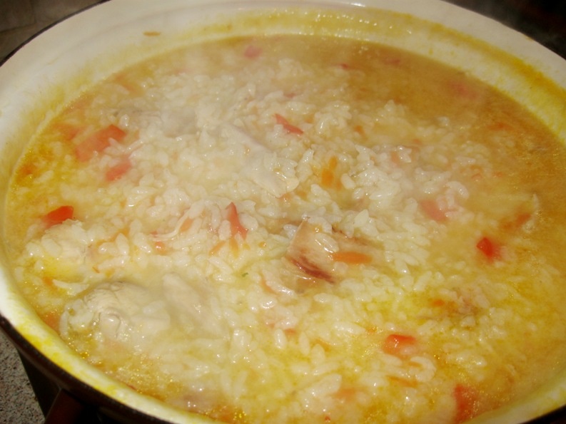 Orez cu piept de pui,suc de rosii si cascaval