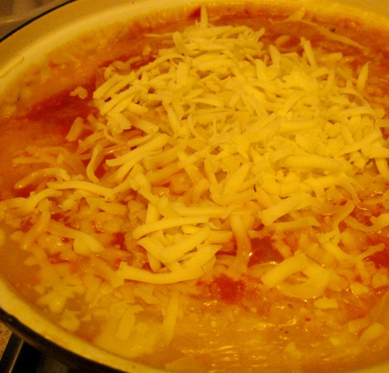 Orez cu piept de pui,suc de rosii si cascaval