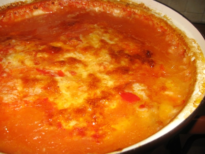 Orez cu piept de pui,suc de rosii si cascaval