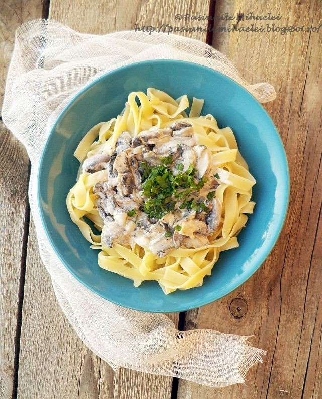 Tagliatelle cu sos cremos de ciuperci