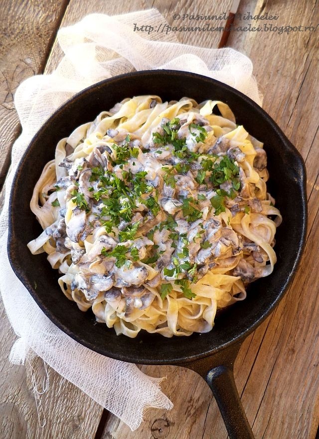 Tagliatelle cu sos cremos de ciuperci