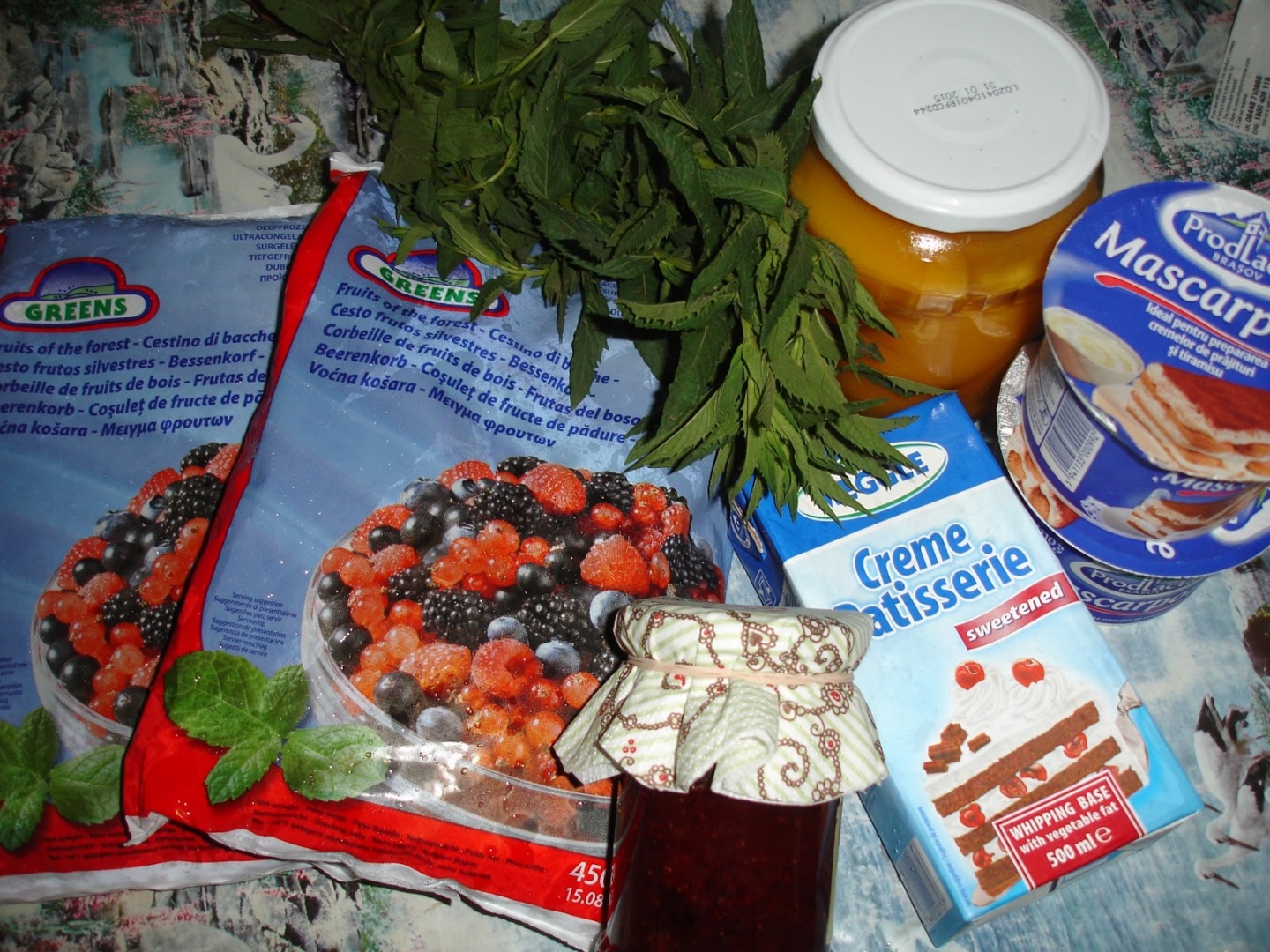 Tort racoritor cu mascarpone si fructe de padure