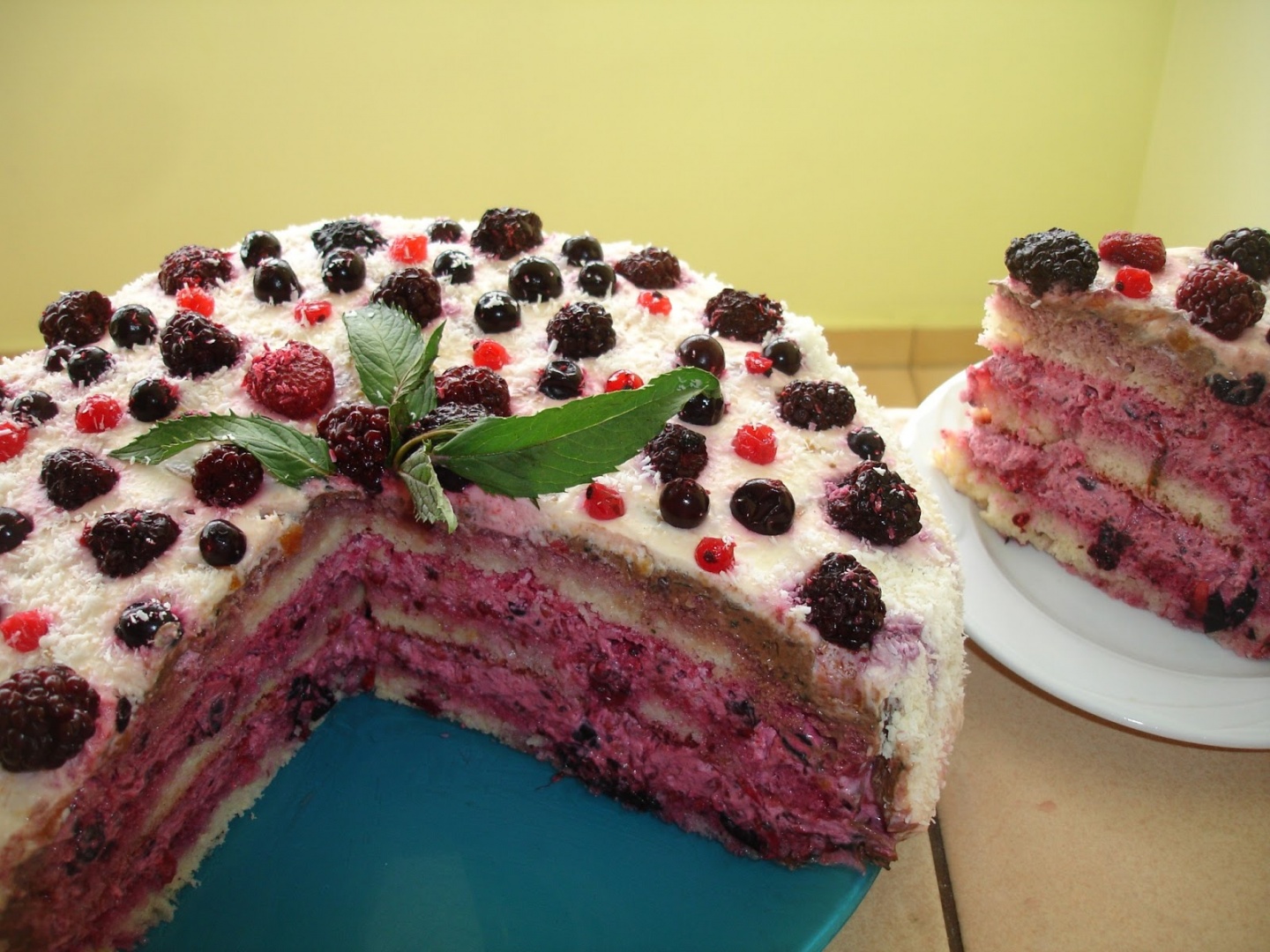 Tort racoritor cu mascarpone si fructe de padure