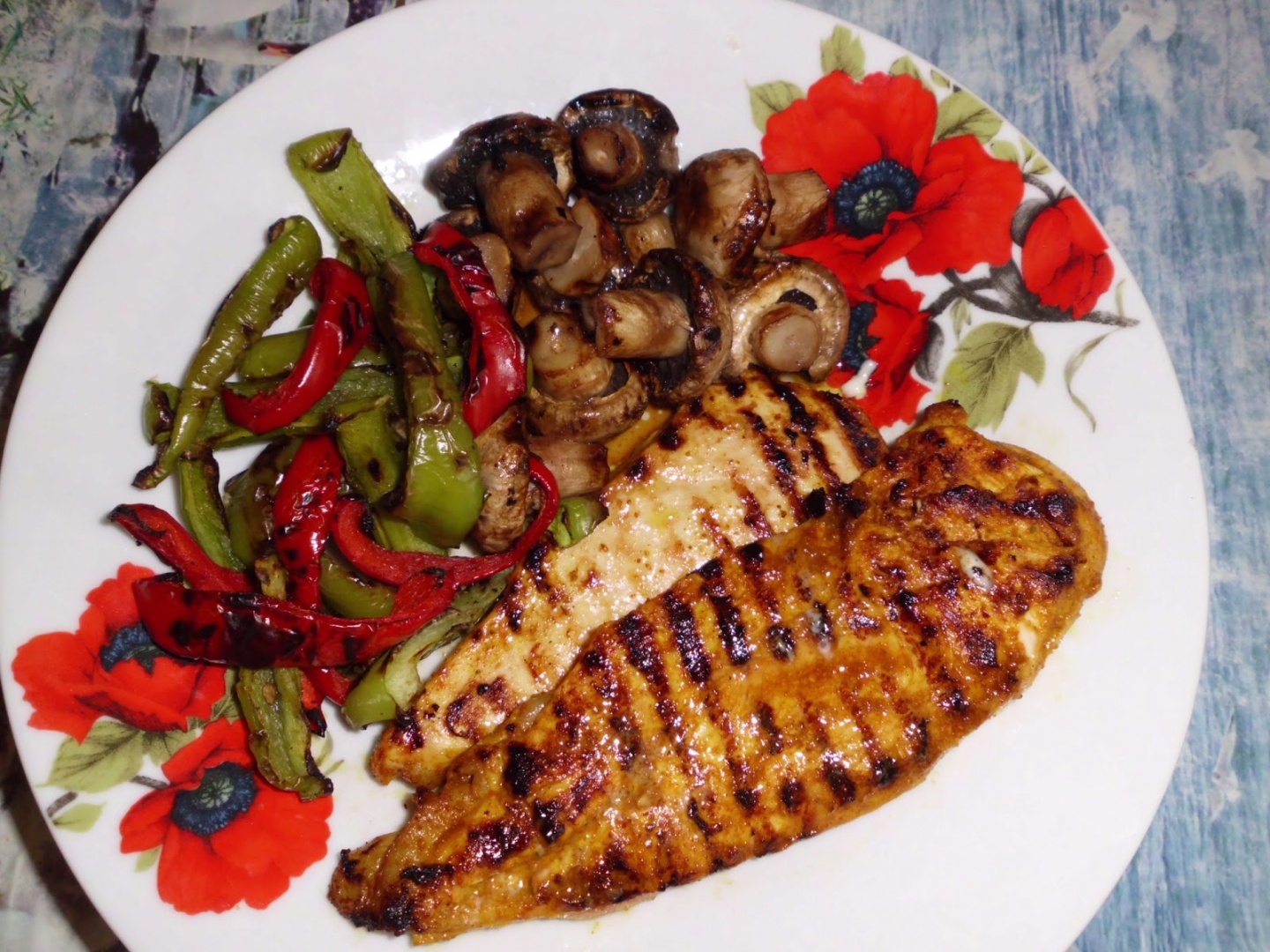 Salata de pui si legume la gratar