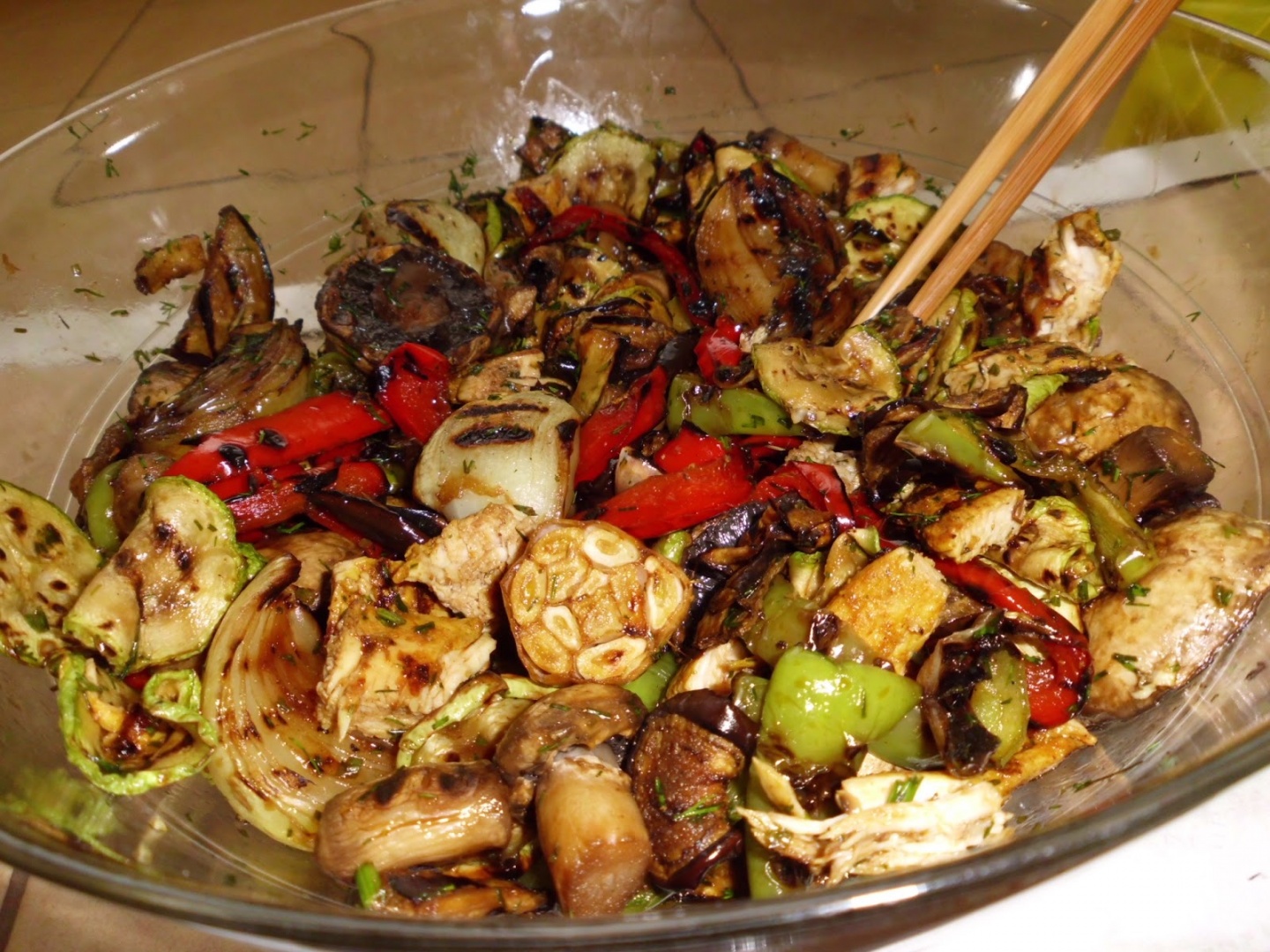 Salata de pui si legume la gratar