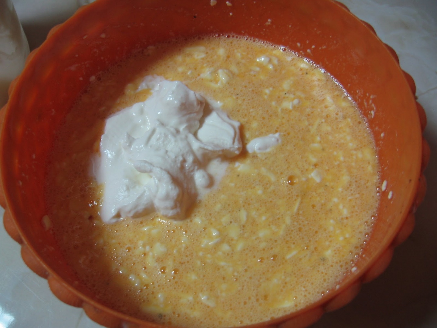 Cartofi gratinati cu branza, oua si smantana