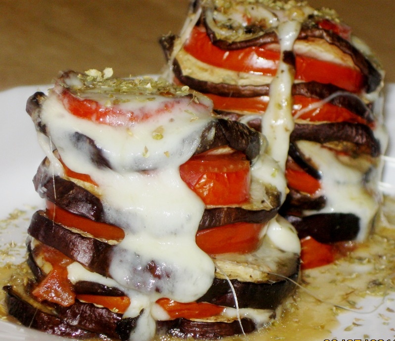 Turnulet cu vinete , rosii si cascaval