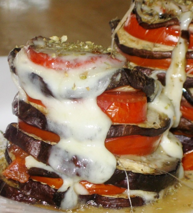 Turnulet cu vinete , rosii si cascaval