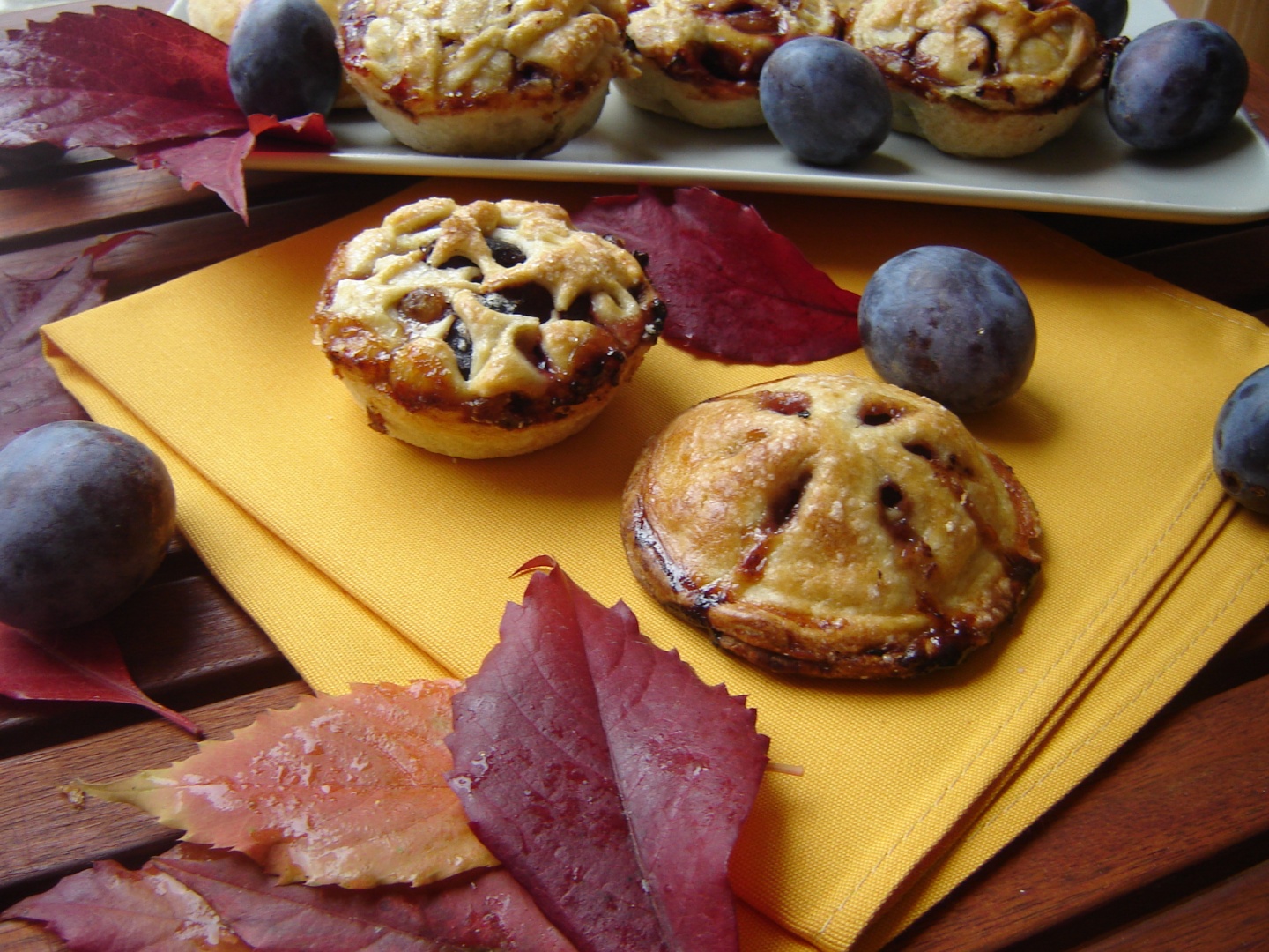 Placintele toamnei cu prune bistritene