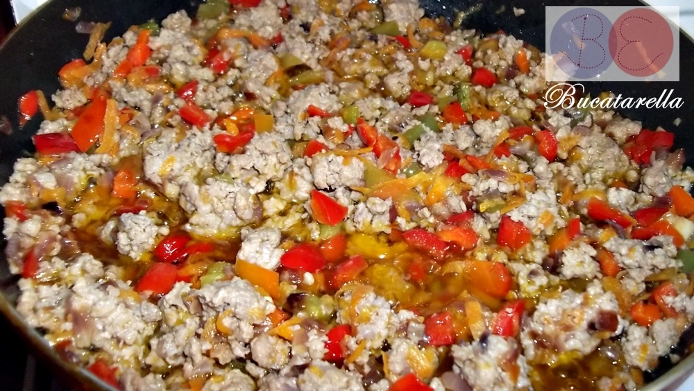 Spaghete cu legume si carne tocata