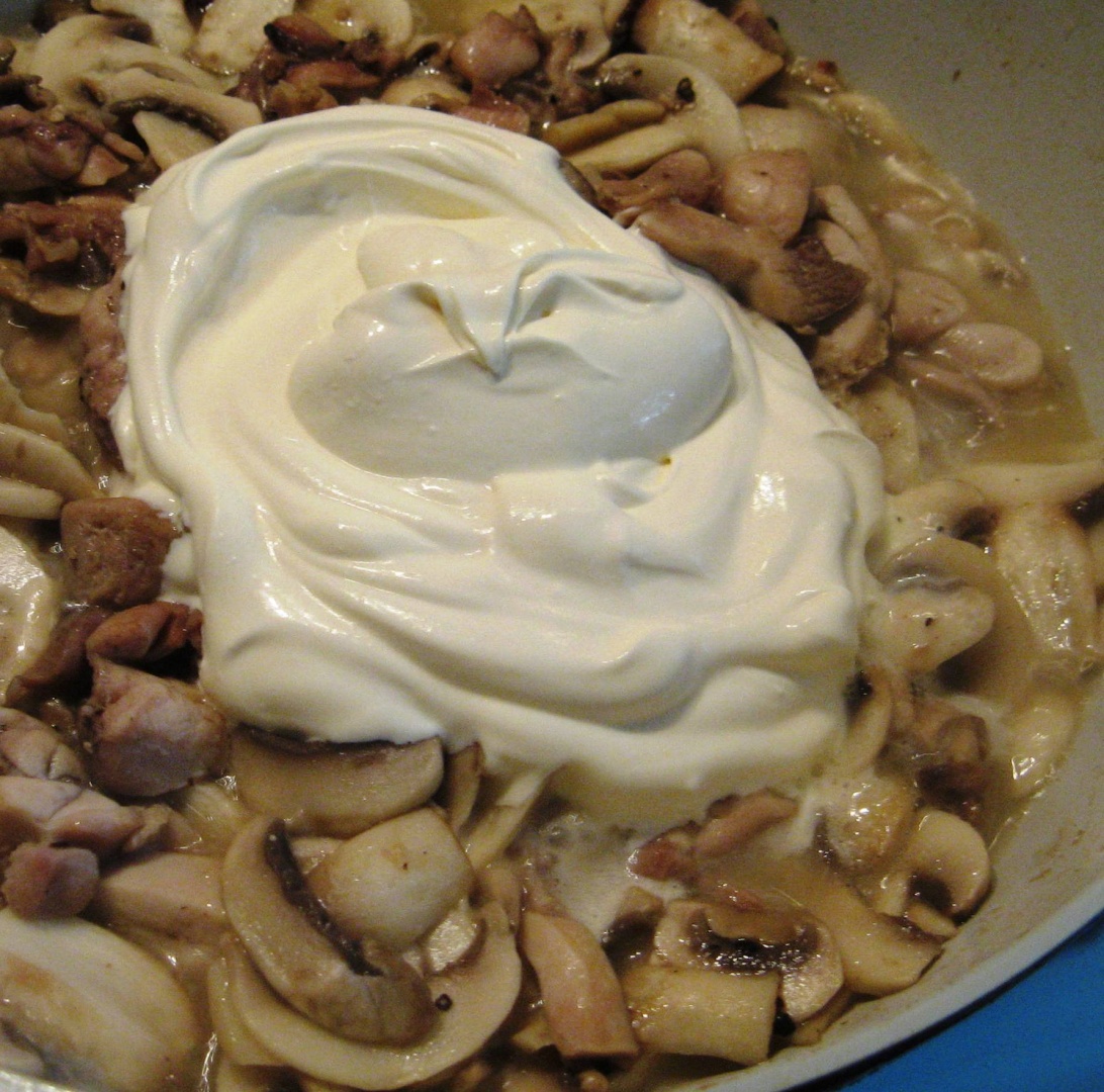 Piept de pui cu ciuperci si smantana