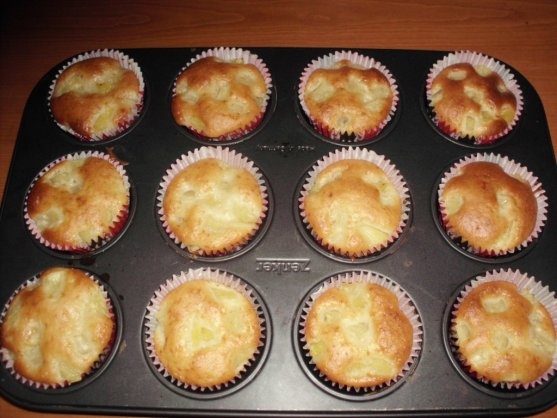 BRIOSE CU CIOCOLATA SI ANANAS