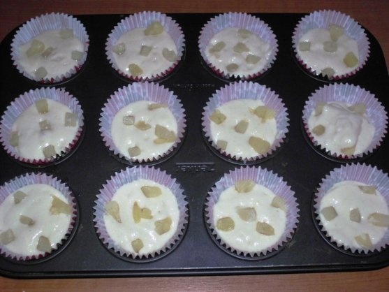 BRIOSE CU CIOCOLATA SI ANANAS