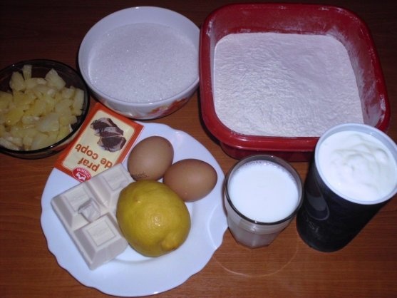 BRIOSE CU CIOCOLATA SI ANANAS