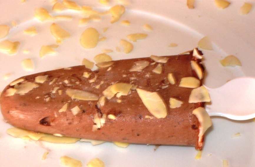 Inghetata de cacao cu fulgi de migdale pe bat