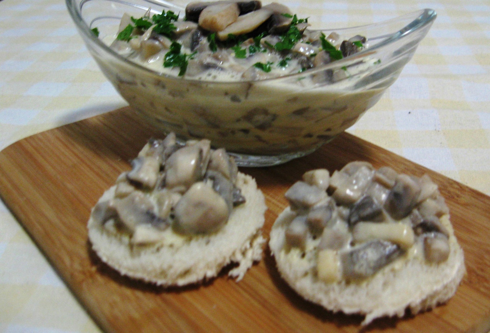 Salata cu ciuperci, maioneza si usturoi