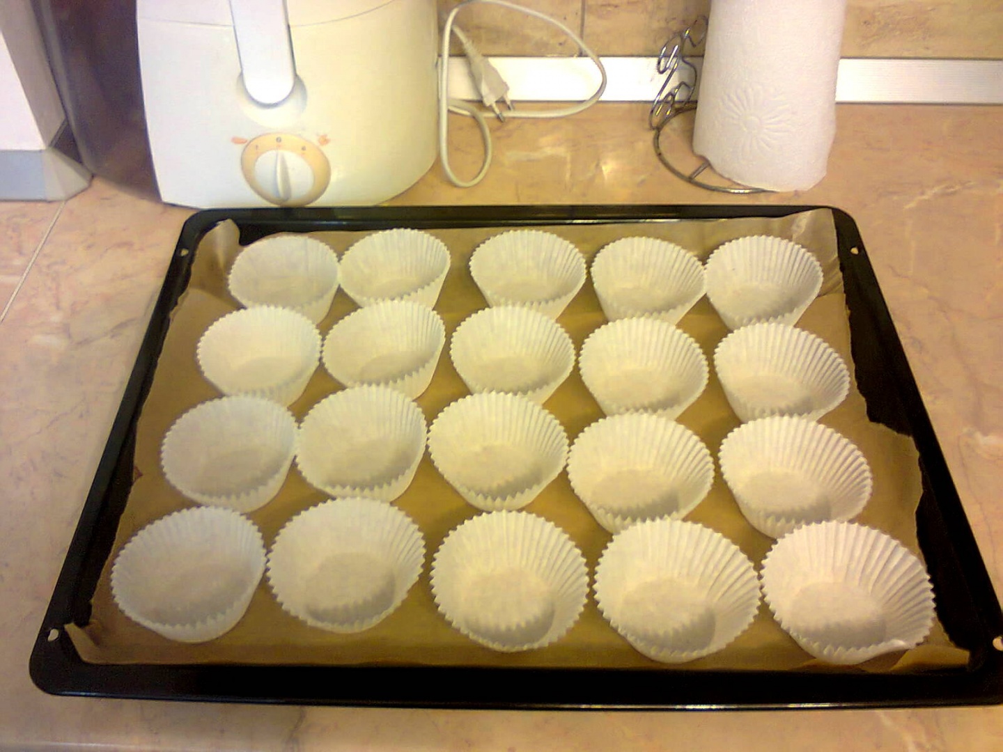 Brioşe cu glazură de ciocolată